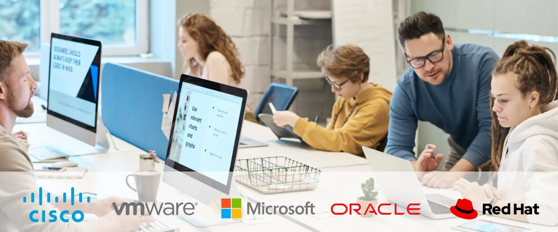 Personas frente a computadoras trabajando en equipo en una oficina