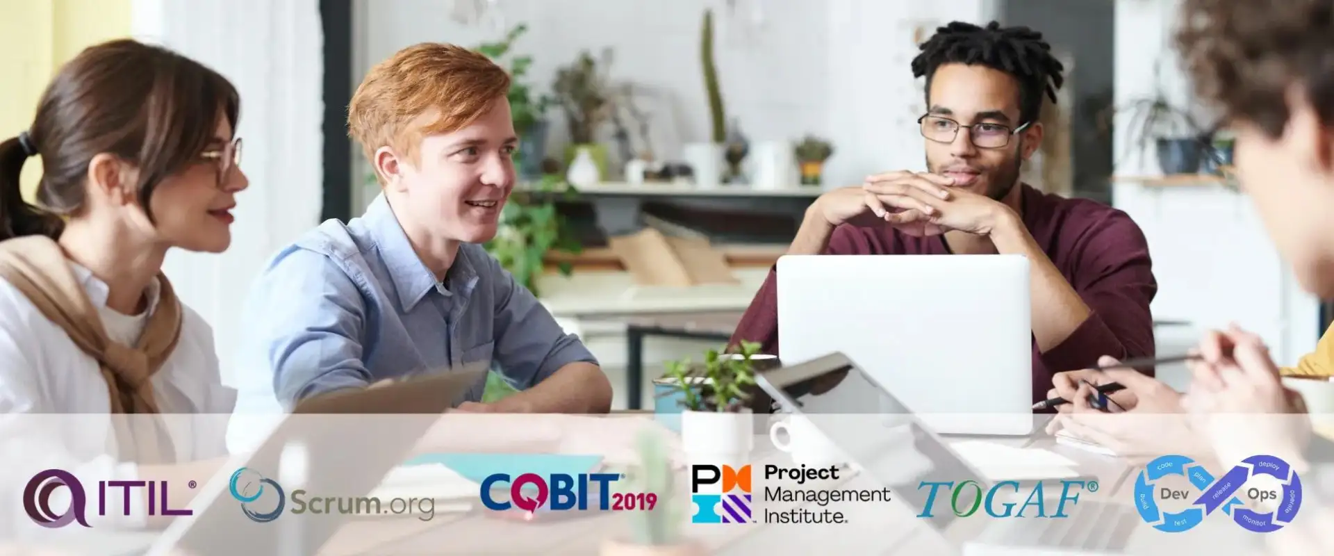 Personas reunidas en una oficina planificando un proyecto