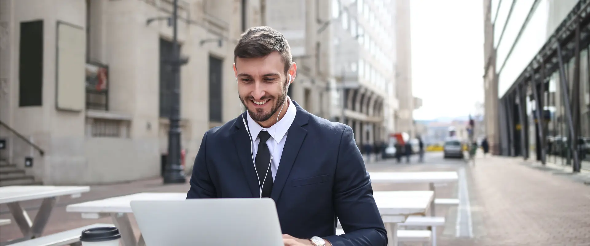 Hombre con audífonos tomando cursos en laptop